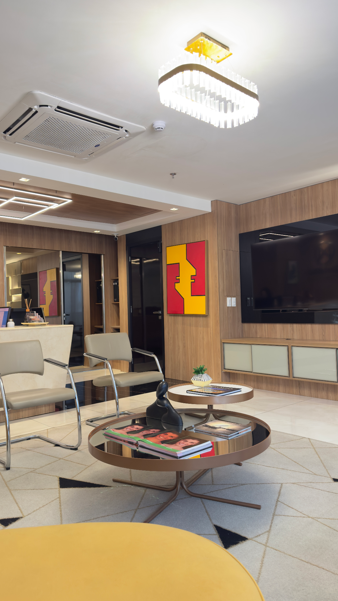 Lounge da clínica Conexa com obras de arte e ambiente moderno