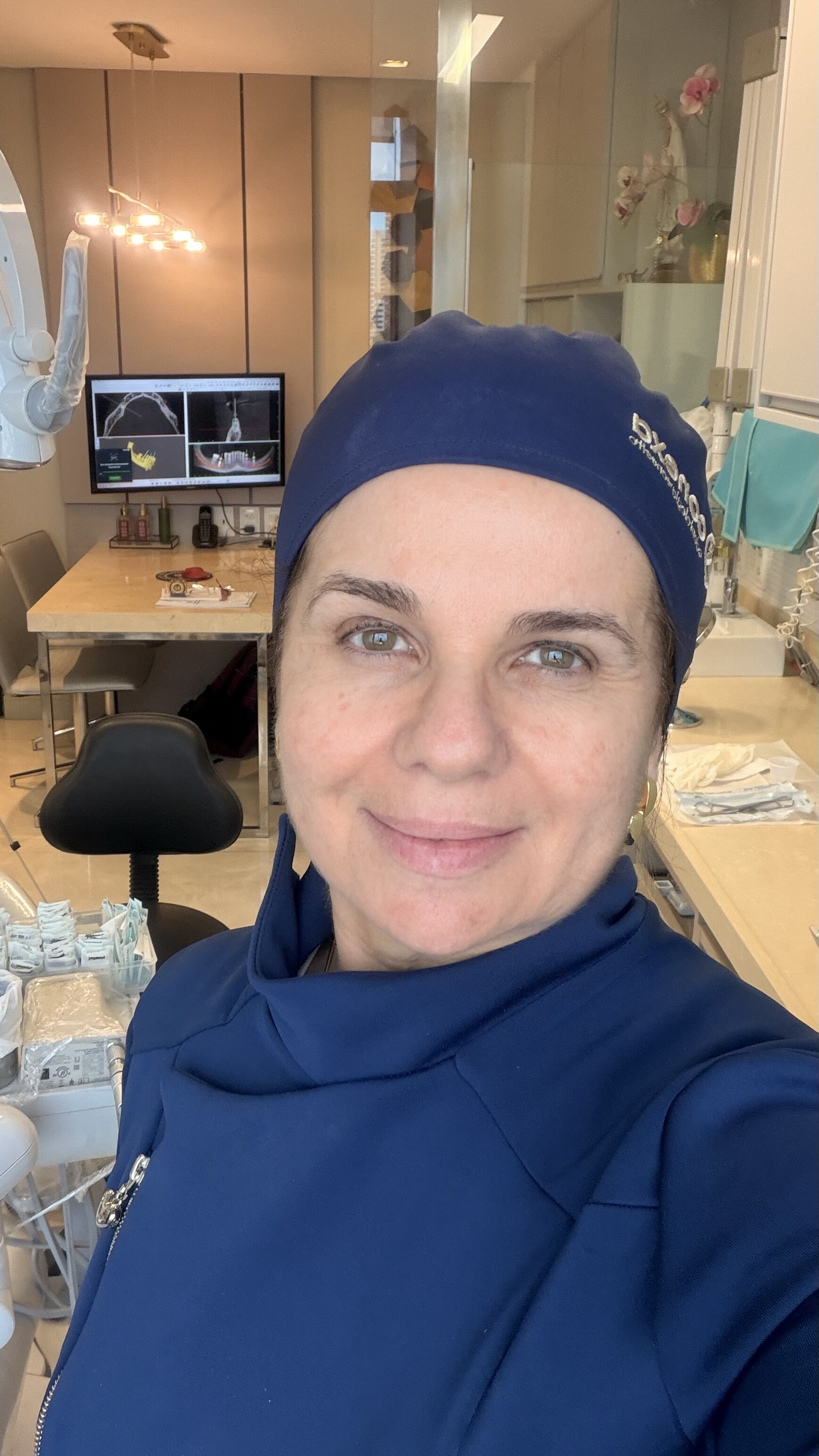Dra. Ana Valéria Cruz, especialista em implantes dentários em Fortaleza