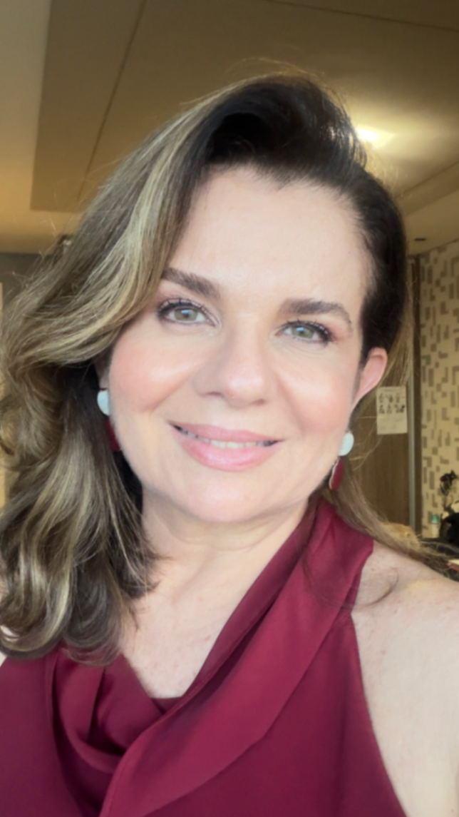 Dra. Ana Valéria Cruz, especialista em implantes dentários em Fortaleza